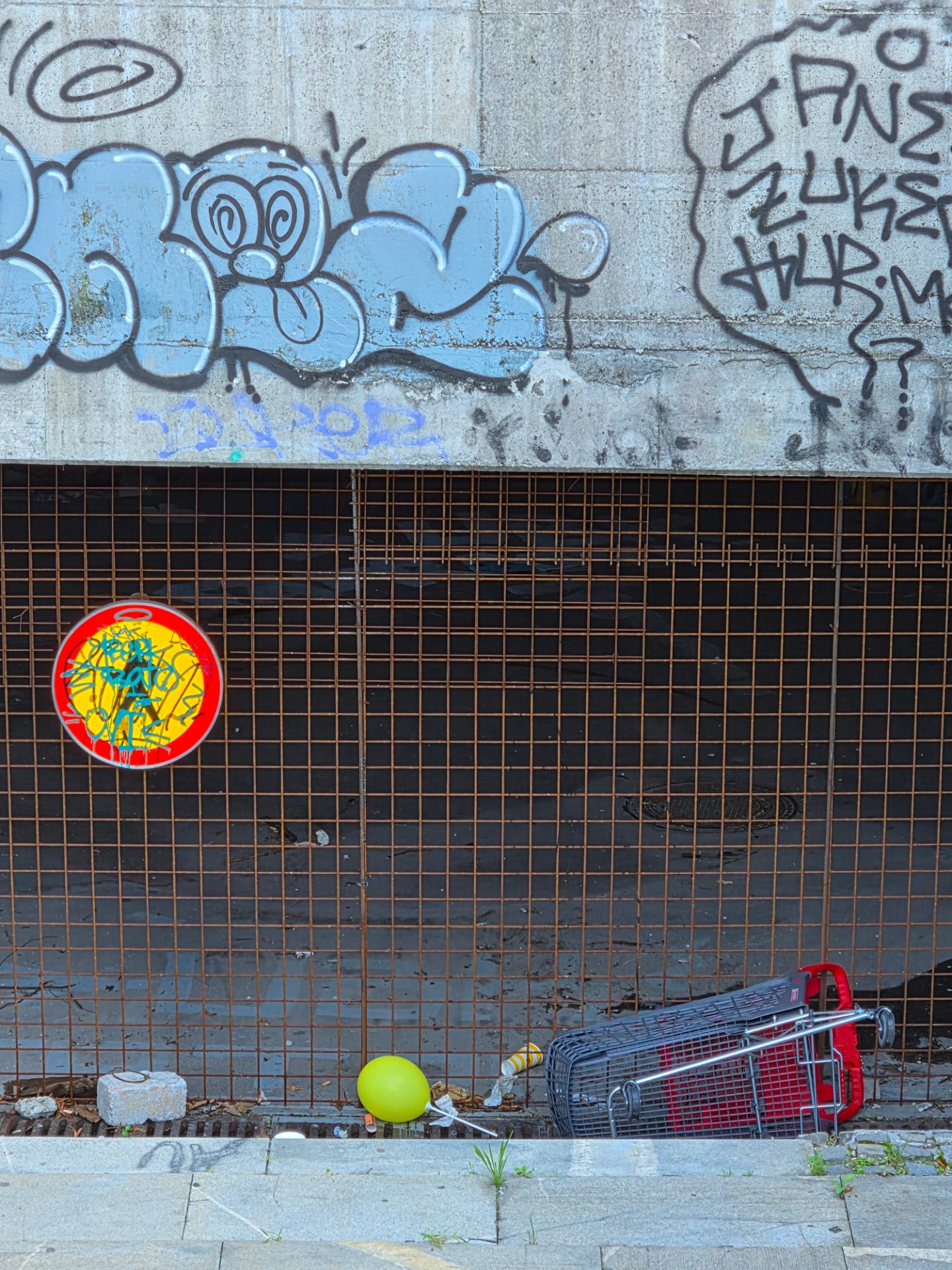 Uničen, pografitan in zaprt podhod pri Aleji